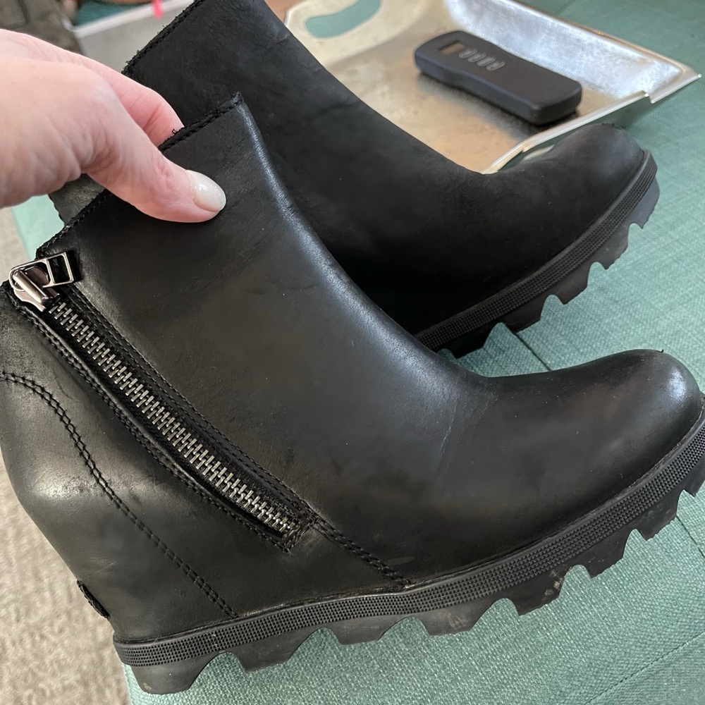 Like new!!!! Size 7 SOREL Joan of Artic Wedge Booties